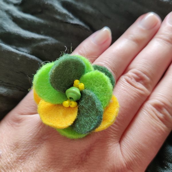 Bague fleur en feutrine