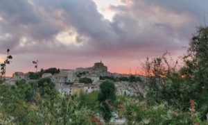 Coucher de soleil sur le village de Valensole